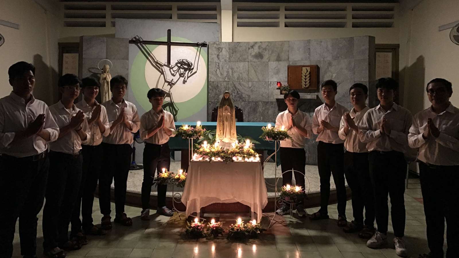 Lưu xá Sivita Dâng hoa bế mạc tháng Mân Côi