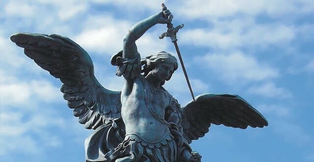 Cuộc Chiến Đấu Của Thiên Thần Michael Và Các Thiên Thần Thiện Hảo Chống Lại Lucifer