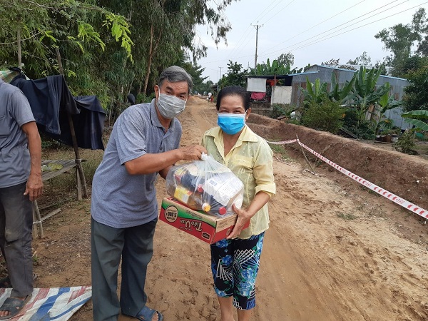 LA SAN THIÊN PHƯỚC PHÁT QUÀ GIÁNG SINH CHO NGƯỜI NGHÈO