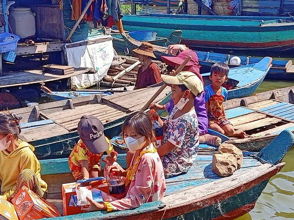 La San Đức Tin và quà Tết cho người nghèo ở Biển Hồ