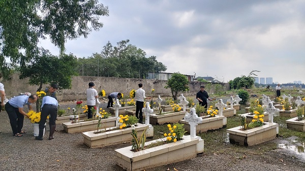 Gia Đình La San Viếng Nghĩa Trang Mai Thôn