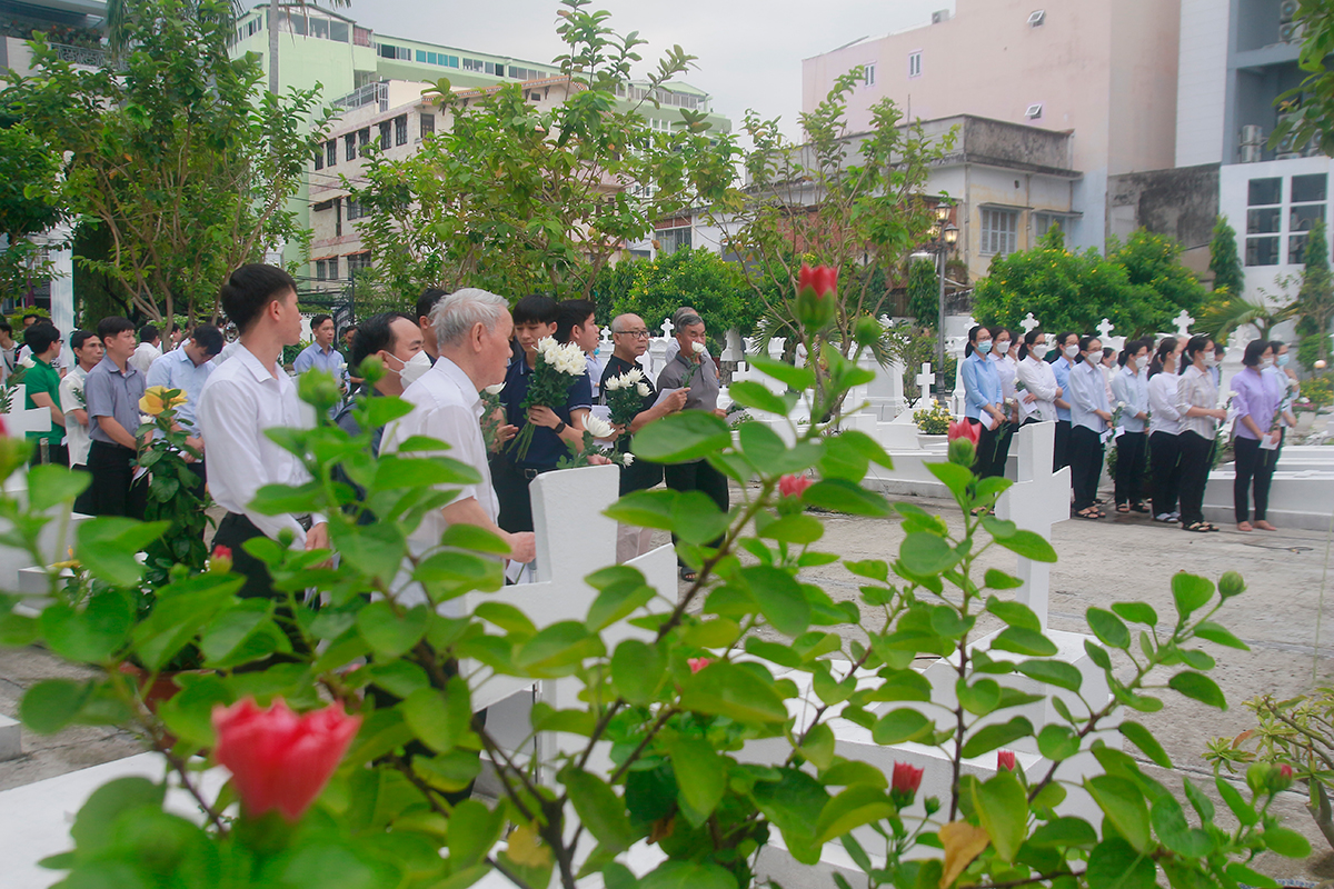 Làm phép nghĩa trang La San Mai Thôn và cầu nguyện cho các Sư Huynh đã qua đời