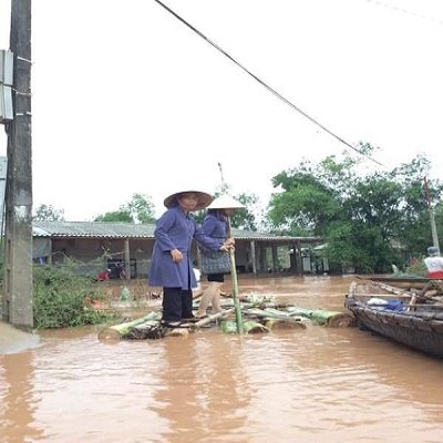 ÁO DÒNG XANH TRÊN DÒNG NƯỚC LŨ